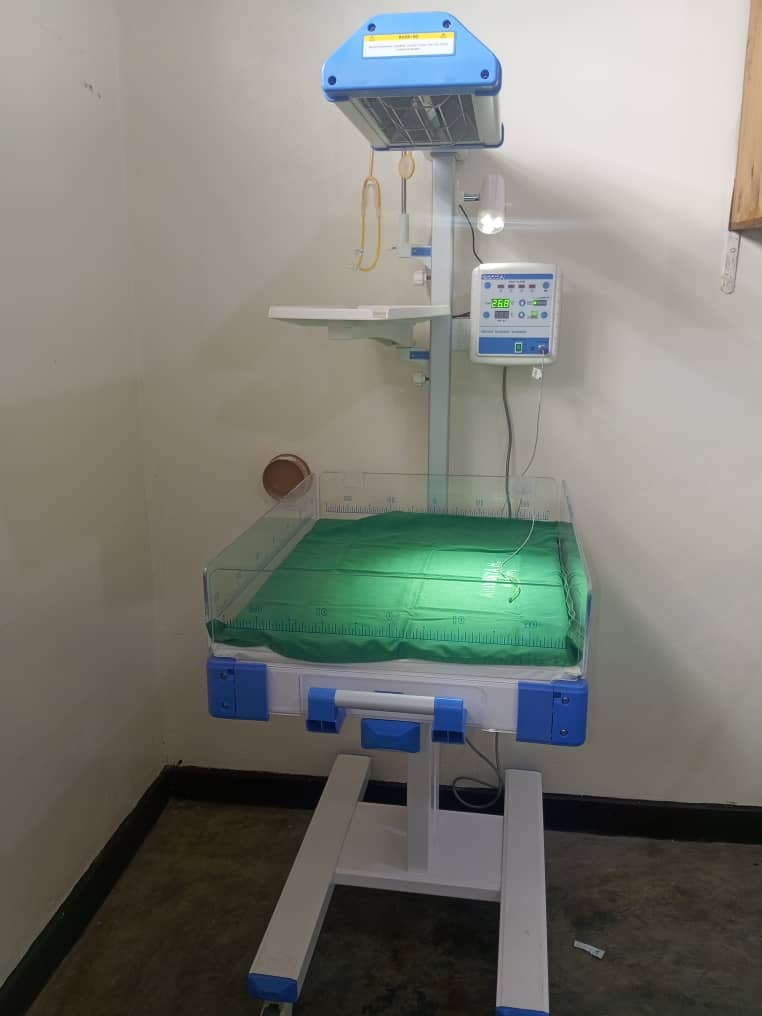 Kinyinyahc's tweet photo. We extend our heartfelt appreciation of @rsog_rwanda   for the donation of delivery tables and radiant warmers. This support will enhance the performance of our maternity services and improve the care we provide to mothers &amp; newborns. @RwandaHealth @CityofKigali @KibagabagaH https://t.co/WrUYprVyve