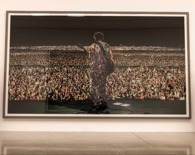 harryitanews's tweet image. #Curiosità: L'opera “𝑯𝒂𝒓𝒓𝒚 𝑺𝒕𝒚𝒍𝒆𝒔” di Andreas Gursky è stata appena venduta per $1.2M. La potenza della folla domina l'immagine, e Harry, ritratto al centro e di spalle, ne è parte integrante di tutta quell'energia unica. È stata la vendita più importante della fiera.