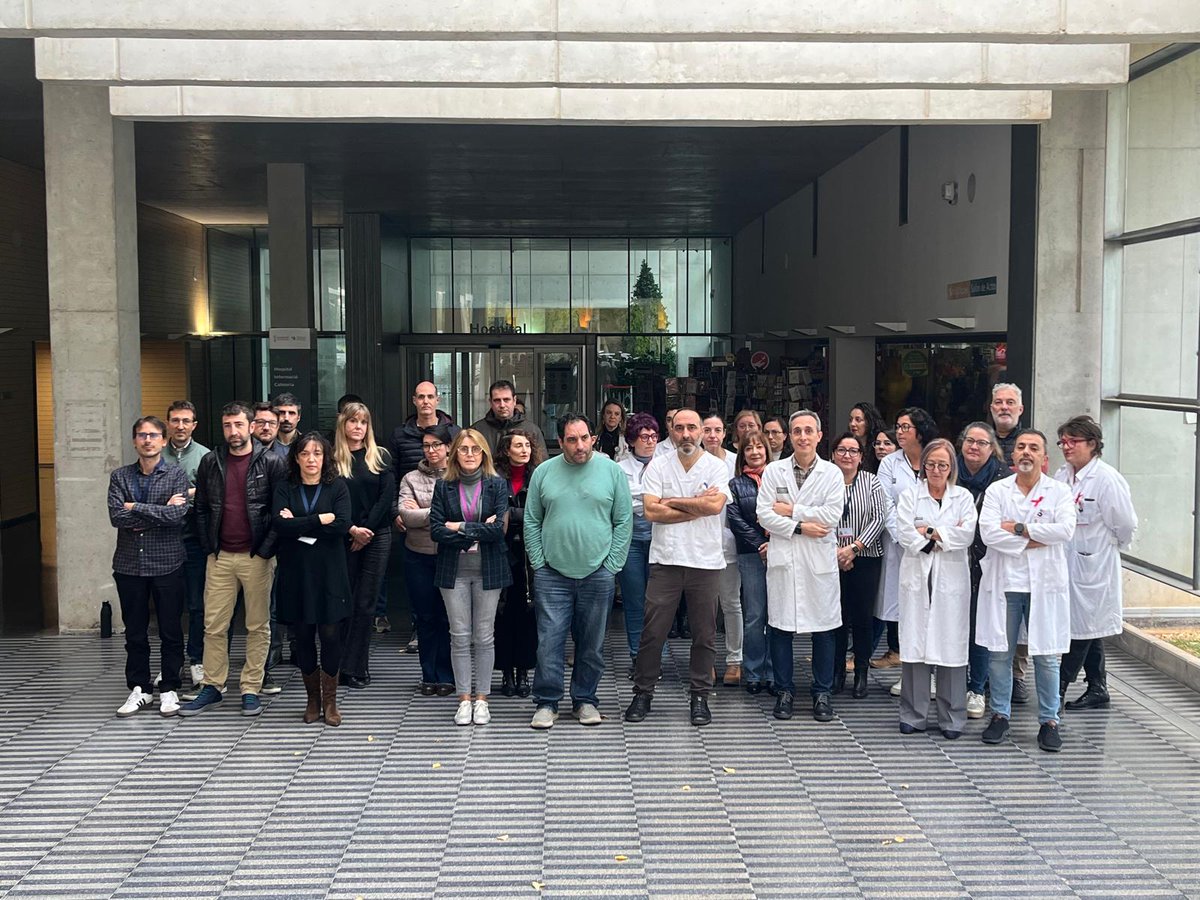 DeniaHospital's tweet photo. 🕊️ Minuto de silencio en memoria de Oriana Valentina

Hoy, a las 12:00 horas, trabajadores del Hospital de Dénia se han concentrado para guardar un minuto de silencio por la última víctima de la violencia de género.

#ViolenciaDeGénero #NiUnaMenos  #JusticiaParaOriana https://t.co/ZpEBLHeEMx