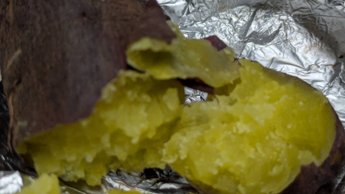 he3know's tweet image. 今日は八王子も寒かったです。
おやつに焼き芋レンチンからのグリルで簡単でしたが、子供たちに大好評で、食べられなかったので、今こっそり自分へのご褒美タイム🥰
#シルクスイート #ねっとり感が好き #焼き芋