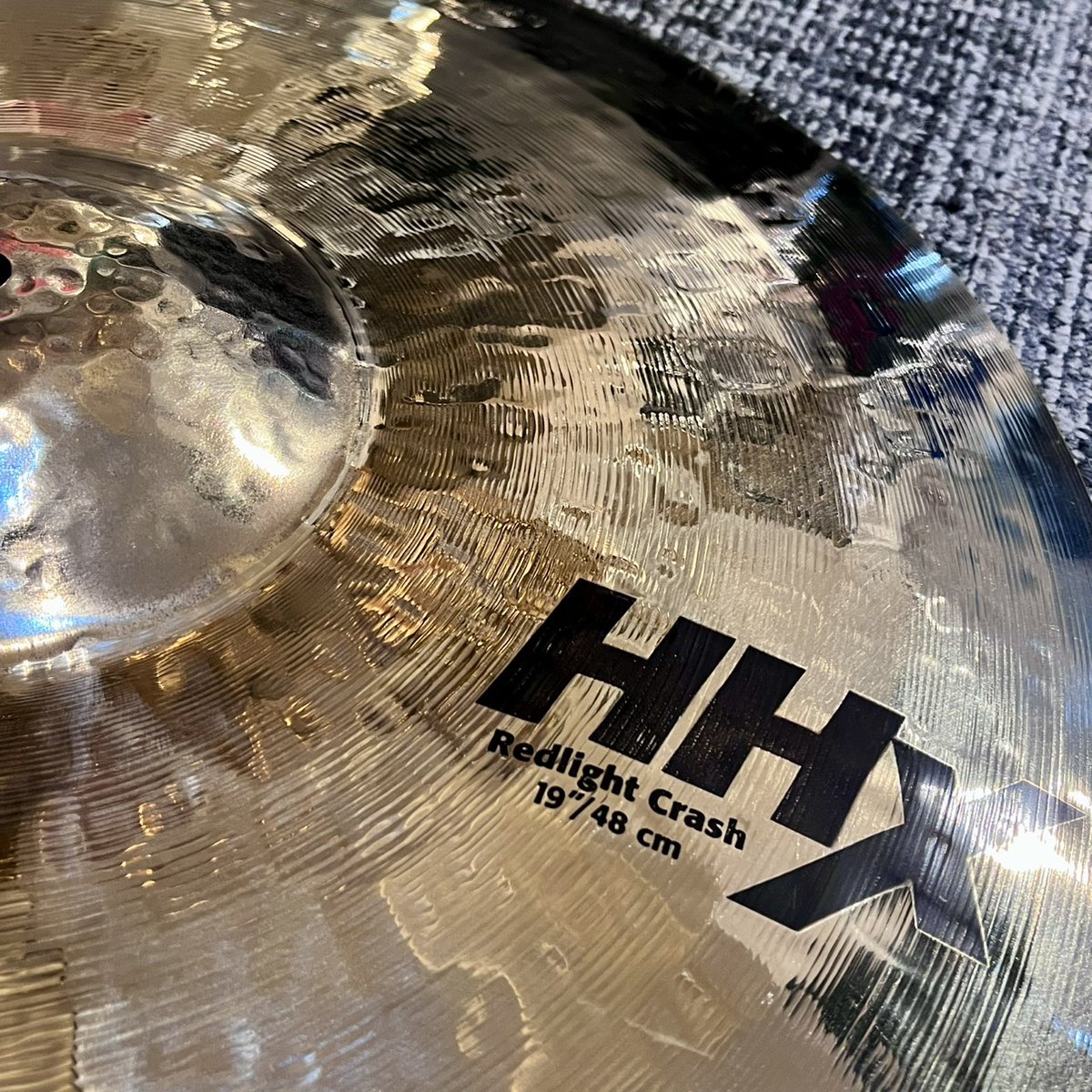 s_drumgarage's tweet photo. §12/4販売開始!!
SABIAN HHX Redlight & AA Spotlight Crash入荷✨
Todd Sucherman共同開発!!
AA Spotlight Crashは18"/19"/20"の3サイズ仕入れています!!
HHX Redlight は19"!!
ブリリアント仕上げの外見と煌びやかなサウンド、惚れ惚れします!!
#serakudrumgarage
#Pearl
#Pearldrum
#sabian
#sabianHHX
#sabianAA