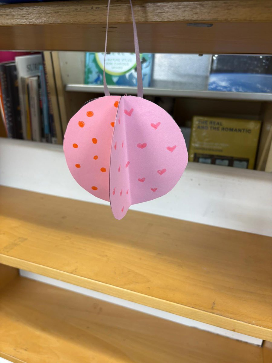 ElthamLibrary's tweet image. We have such fun making at #ElthamLibrary’s #MessyMorning! This week we used different colours, textures and shapes to make baubles for our Christmas trees! 🎄 Join the fun every Monday from 10-11am to make friends, borrow books + #Craft! 🎨📚 #LoveYourLibrary