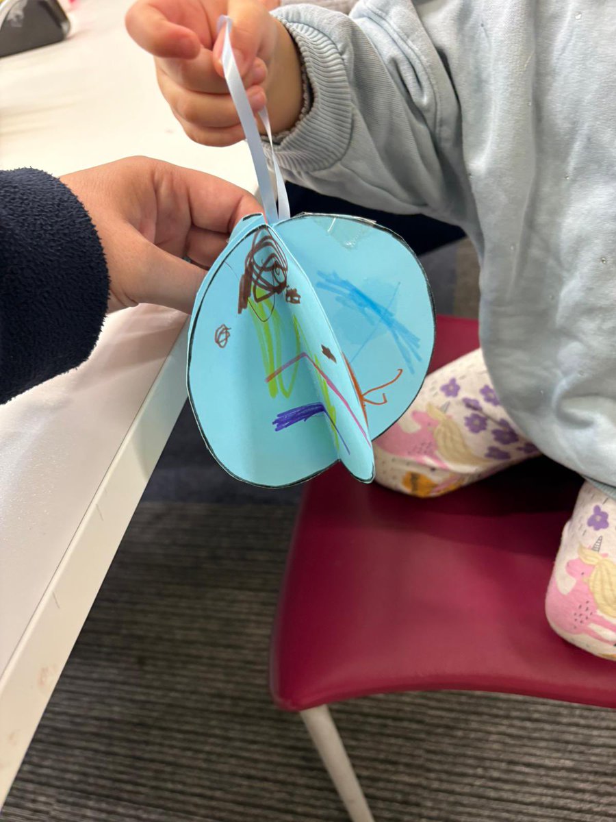 ElthamLibrary's tweet image. We have such fun making at #ElthamLibrary’s #MessyMorning! This week we used different colours, textures and shapes to make baubles for our Christmas trees! 🎄 Join the fun every Monday from 10-11am to make friends, borrow books + #Craft! 🎨📚 #LoveYourLibrary