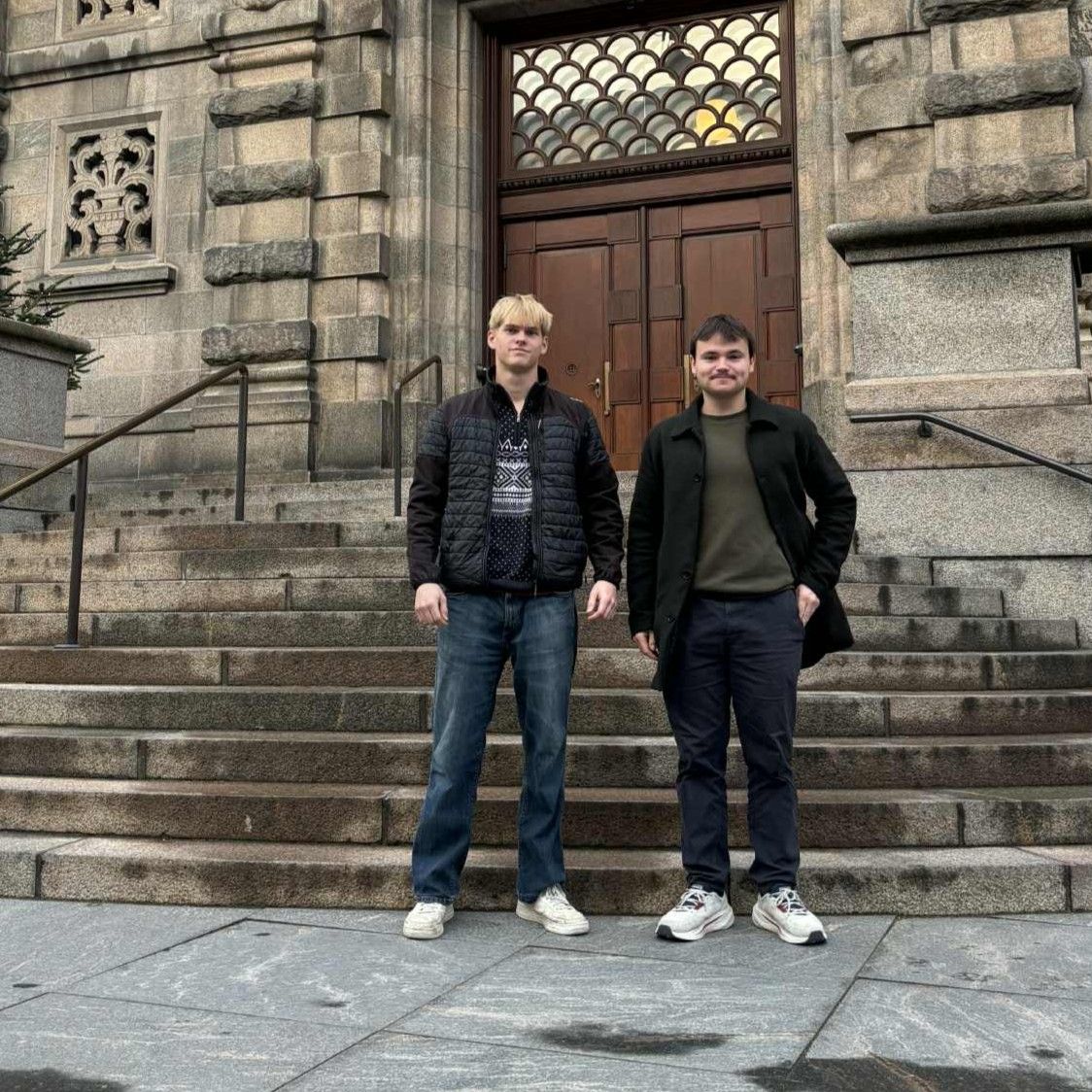 23-årig elektrikerlærling var i dag til foretræde for Børne- og Undervisningsudvalget for at gøre det klart, at vi skal de alt for mange korte uddannelsesaftaler til livs. Ifølge en undersøgelse fra <a href="/danskebyggefag/">Danske Byggefag</a> har korte aftaler en række negative effekter for de unge
#uddpol