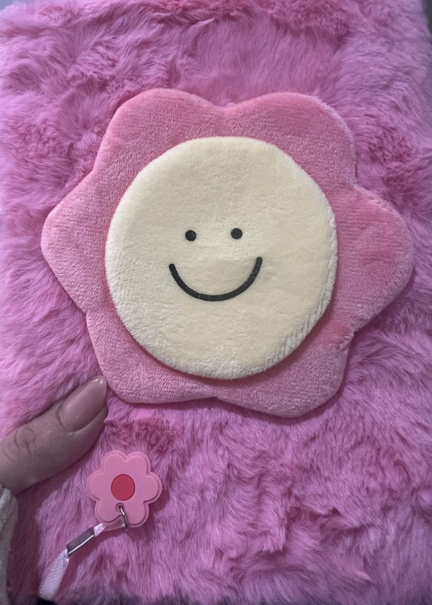 Komşumuz bana böyle bi defter almış 🥹

“Sen tuhaf şeyler yazıyorsun, görünce aklıma sen geldin kullanırsın” diyor😂

Tuhaf şeyler de mantra oluyor. Yaşım 29 ve böyle şeyler görünce aklına ben geliyorum🤦🏻‍♀️