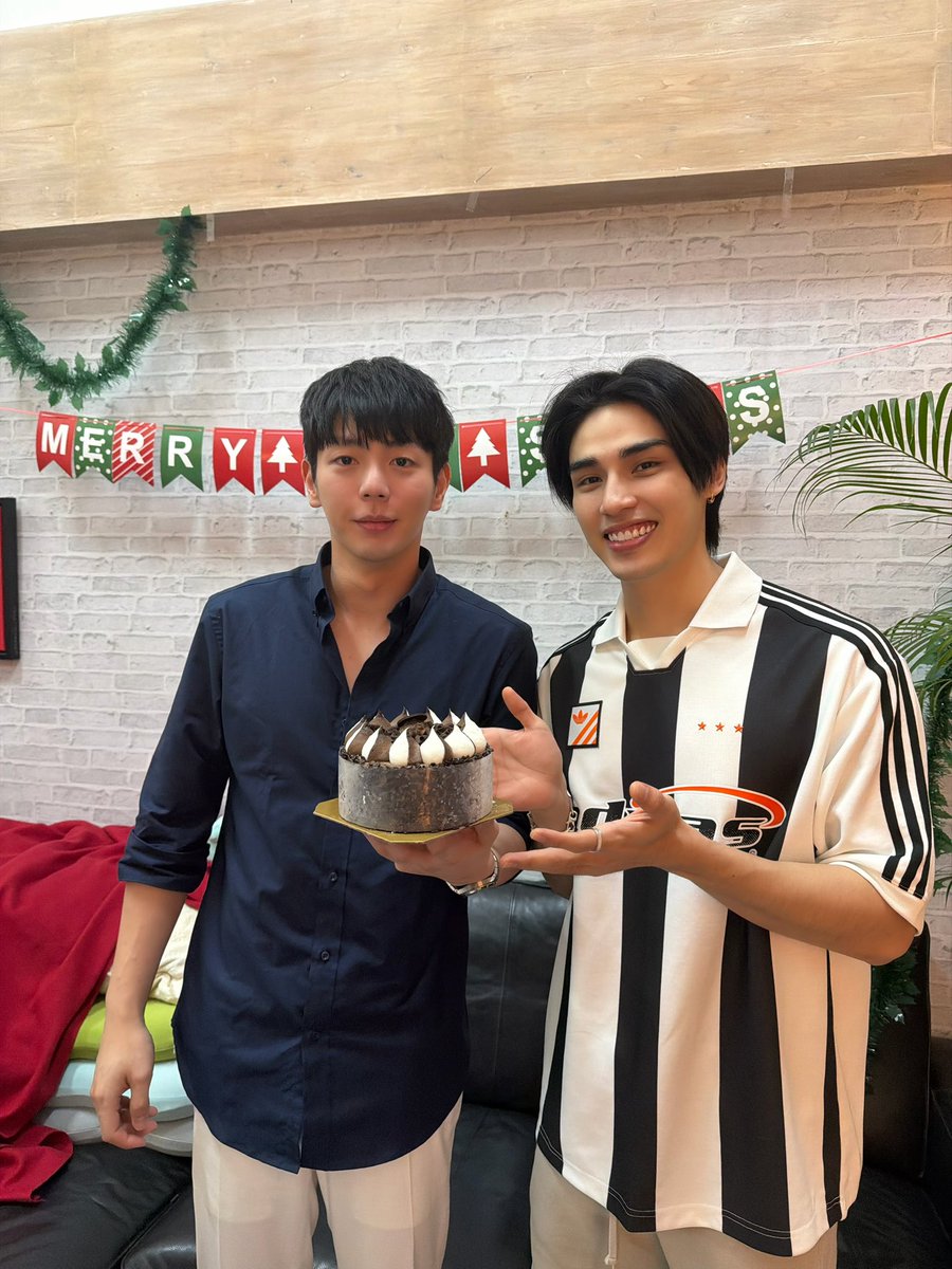 ฉันรู้ ฉันรู้ ก็วันเกิด
ก็ต้องอยู่ด้วยกันทั้งหมดนั่นแหละ

จบนาจาาาา โอเคนาจาาา

UP HBD 31st 
#UPPOOMPAT31stBD 
#uppoompat