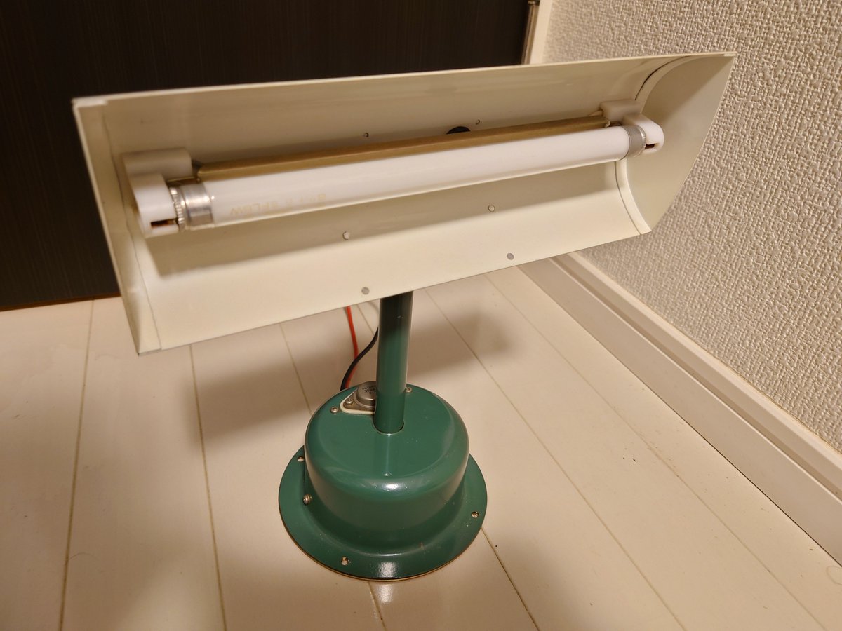 mipsparc's tweet image. スタンドつき蛍光灯を買った。車掌室とかにあったものかなとおもっている。2SB471という日立のゲルマニウムトランジスタを使用。
白光電器工業という、昔あった、合図灯とかを作っていた会社が製造元。一発で光って拍子抜け。
詳しいこと誰か知らないかな…