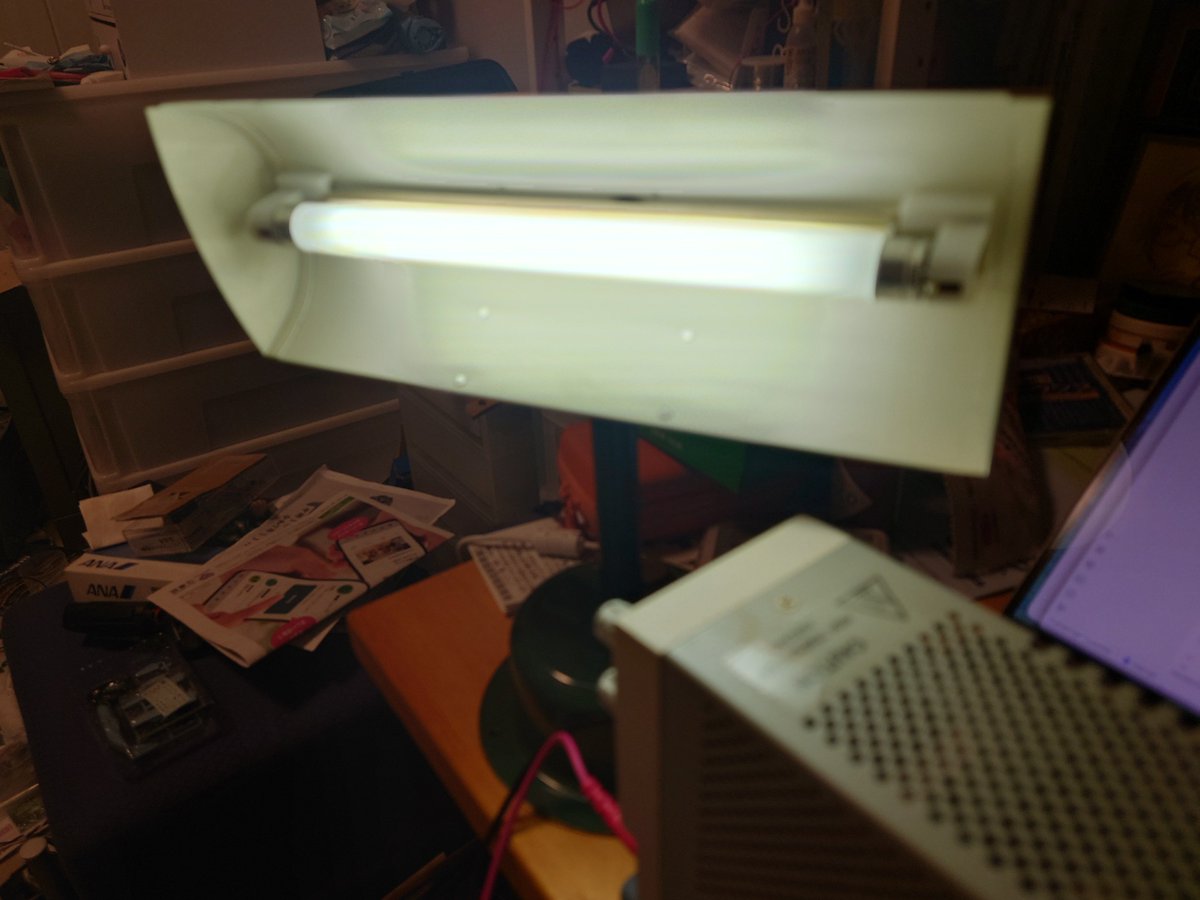 mipsparc's tweet image. スタンドつき蛍光灯を買った。車掌室とかにあったものかなとおもっている。2SB471という日立のゲルマニウムトランジスタを使用。
白光電器工業という、昔あった、合図灯とかを作っていた会社が製造元。一発で光って拍子抜け。
詳しいこと誰か知らないかな…