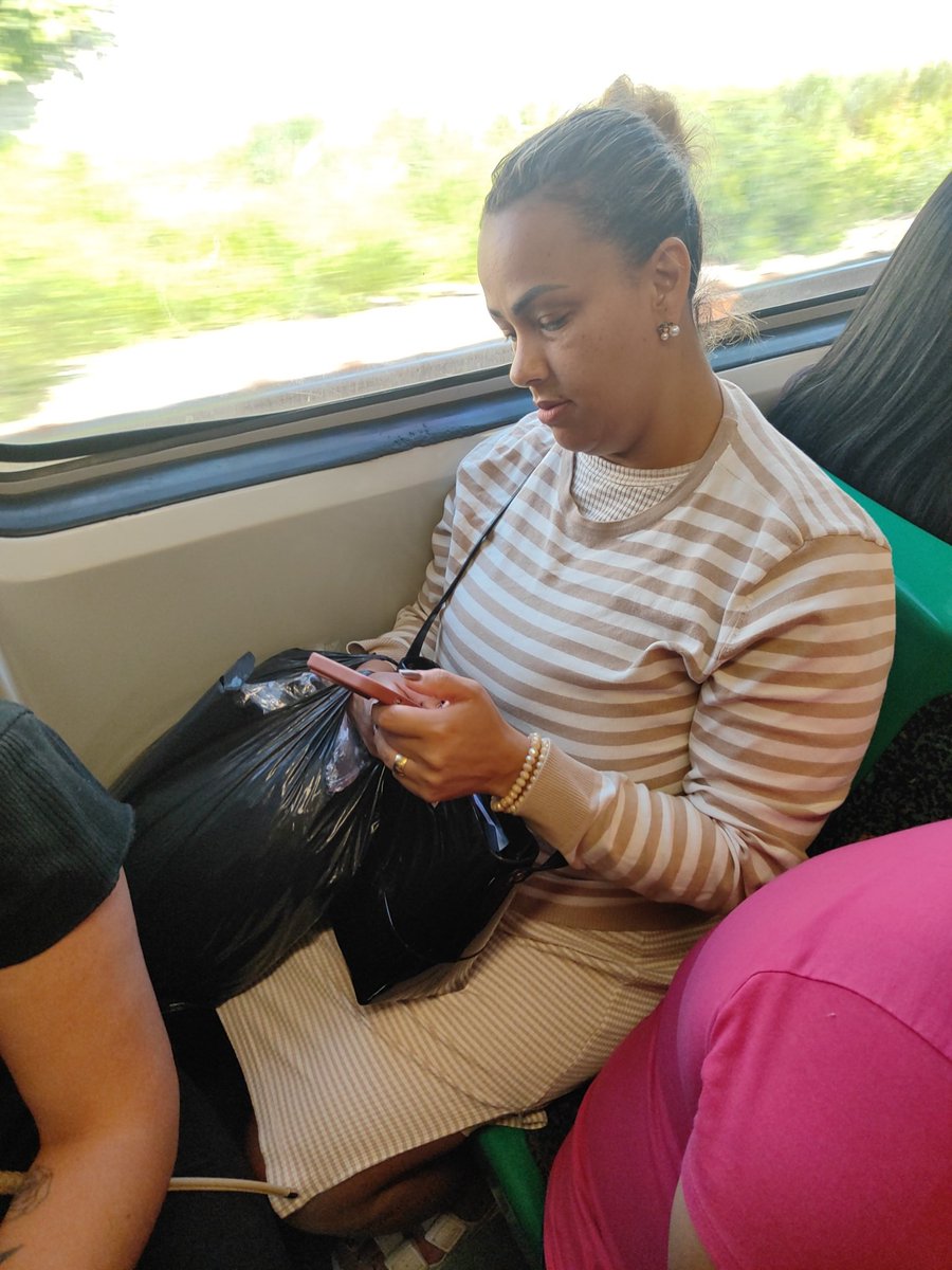 Thaletas's tweet photo. Vamos deixar a bonitona famosa! Não tem respeito com ninguém, saiu empurrando todo mundo só pra pegar o lugar @CPTM_oficial https://t.co/EVPaDLNwah