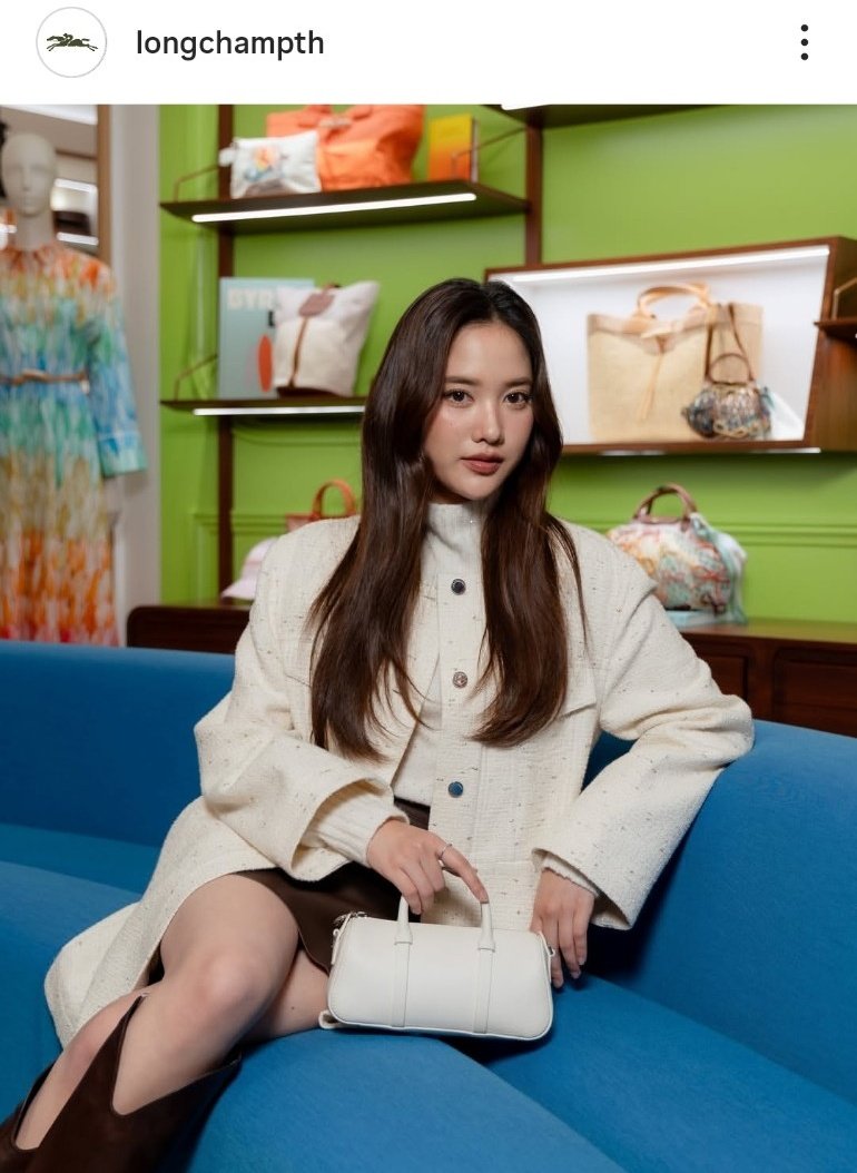 freenarchives's tweet photo. 【 longchampth IG POST 】
Freen Sarocha in a chic total look from Spring 2026 Collection🤍
#LongChampSS26xFreen
#srchafreen #FreenSarocha
#longchamp #longchampthailand
#solennEntertainment
#LongchampSlideInStyle
#LongchampSS26 https://t.co/9NfgjY1Yd8