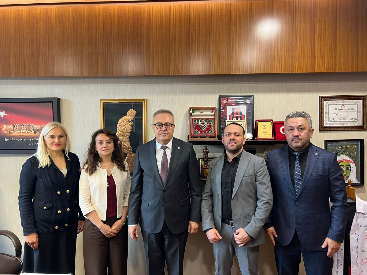 AliKARAOBA's tweet photo. 📍TBMM 

Mühendis Tek-Sen Konfederasyonu yönetici ve temsilcilerini Meclis'te ağırladık.

Kamuda görev yapan mühendislerimiz ülkemizin en değerli yetişmiş gruplarından biri. Mühendislerimizin özlük hakları için bizler de sorunları dile getirmeye devam edeceğiz.

@MuhTekSen_Konf https://t.co/VSveTOkB6x