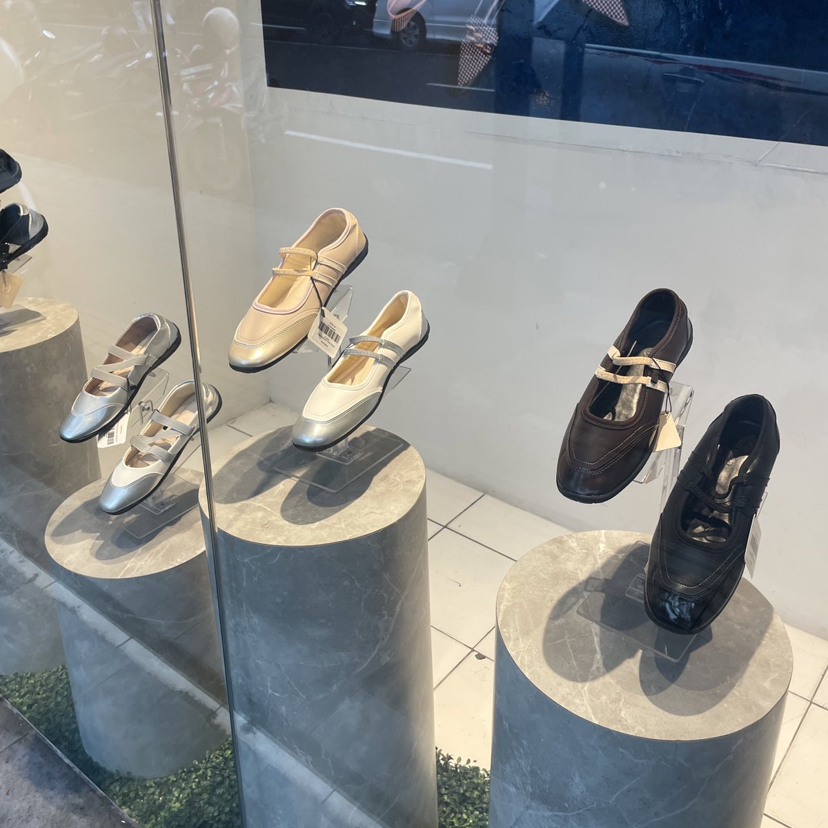 nemu toko yang jual flatshoes mirip banget sama GU jepang itu, harganya 100 ribuan😭🤏🏻
