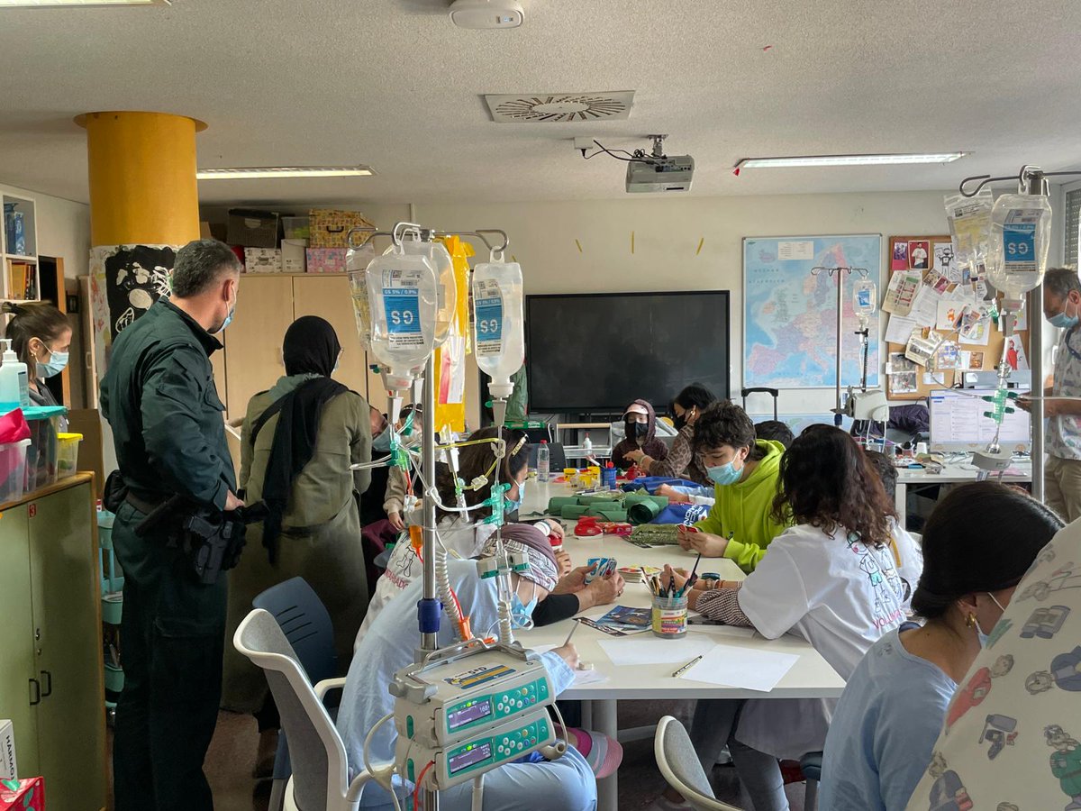 🏥Nuestros amigos de Llaves de Libertad y la UPH sorprenden a los peques ingresados con una visita muy especial: efectivos de Policía Nacional y de @gcalicante les han traído unos detalles que han recibido con gran ilusión.

¡Gracias por cuidar de nuestros pequeños pacientes! 😍