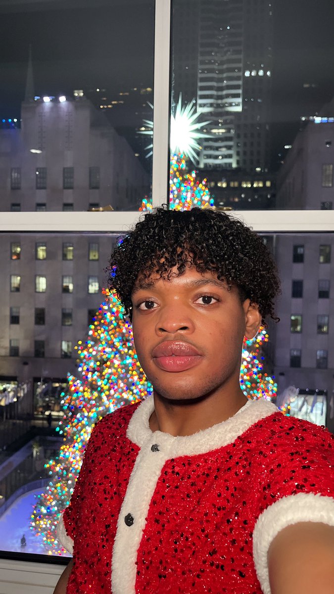 FredlynTV's tweet photo. Working at NBC during the holidays feels like stepping into a Christmas movie every morning. #RockefellerTreeLighting https://t.co/xQMdCAmemT
