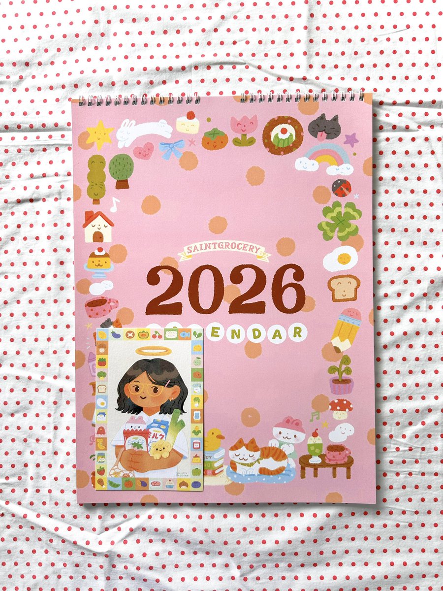 saintgrocery's tweet image. เอาเล่มตัวอย่างมาให้ดูค่ะ 🤩

เป็นน้องเทียบกับอาร์ตปริ้น 4x6 นิ้วค่ะ จะเห็นได้ชัดว่าใหญ่มากกก พนจะถ่ายรูปให้ดูอีกทีค่ะ วันนี้แสงหมด🥹

// อันนี้ยังไม่สมบูรณ์นะคะ จริงๆต้องมีห่วงแขวนด้านบนด้วยแต่น้องยังมาไม่ถึงเลยขอเล่มทางร้านมาถ่ายรูปให้ทุกคนดูก่อนค่ะ ของจริงจะเป็นแบบในโควทน้า