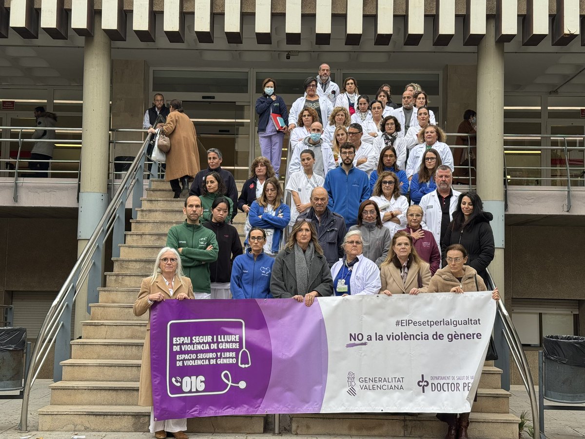 ⚫️ Minut de silenci a <a href="/GVADrPeset/">DS Doctor Peset</a> en condemna per l’assassinat masclista d’Oriana.

🫂Volem expressar el nostre condol a família i amics de la víctima.

#niunamás #ViolenciaDeGénero #NiUnaMenys