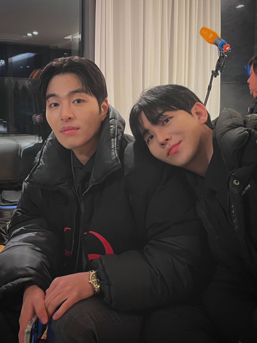 guguberry31's tweet photo. 251204 valentin_khs IG Post with Junhoe
photos behind their drama filming
#구준회 #JUNHOE #JU_NE #ジュネ
@tkwpcnfak @JUNE_GOZARU_JP
#iKON #아이콘 @iKONIC_143 https://t.co/RsOeDruwHq