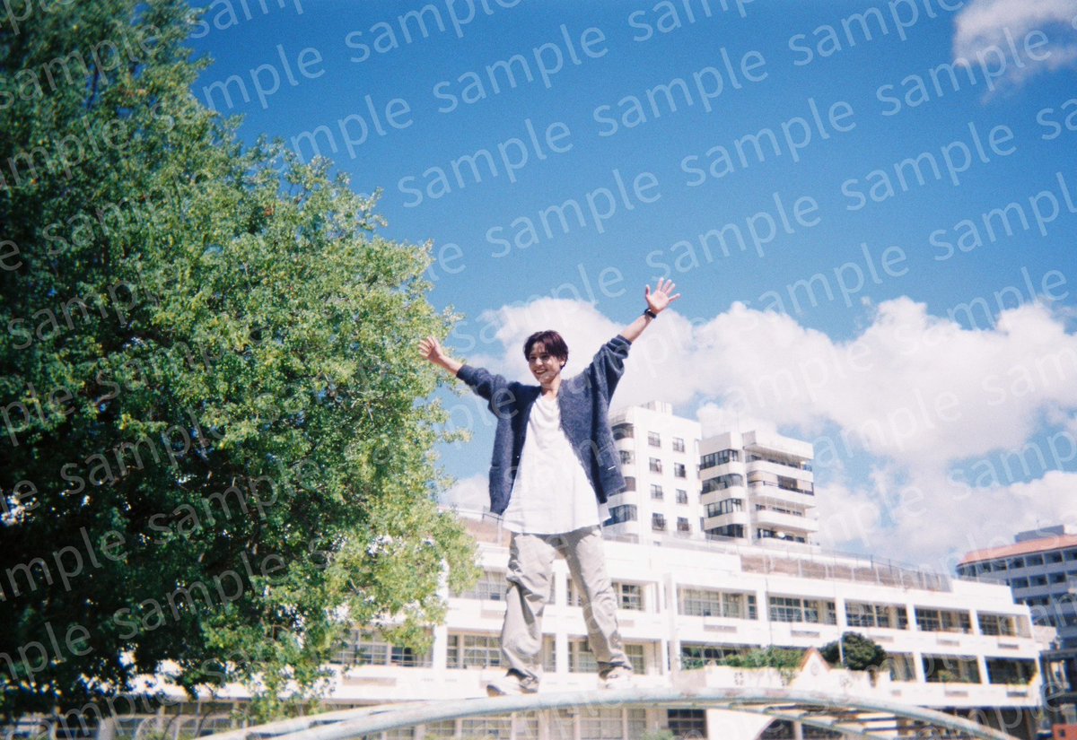 ⋱特典紹介🎁⋰

紀伊國屋書店特典はこちらの生写真📸

健太さんの母校での1枚です🏫✨

さらに、ご購入の際には
記念レシートも発行🧾

どちらもリアル店舗限定ですので
お近くの方はぜひチェックを！

🛒詳細はこちら
store.kinokuniya.co.jp/event/17618075…

▼その他販売サイト&amp;特典一覧
lit.link/kentabook