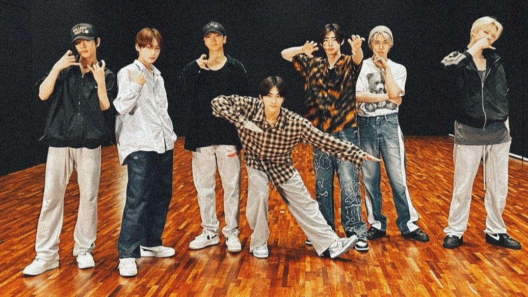 mycatisarockstr's tweet photo. my fav genre of ot7 pics https://t.co/in5qorMTf9