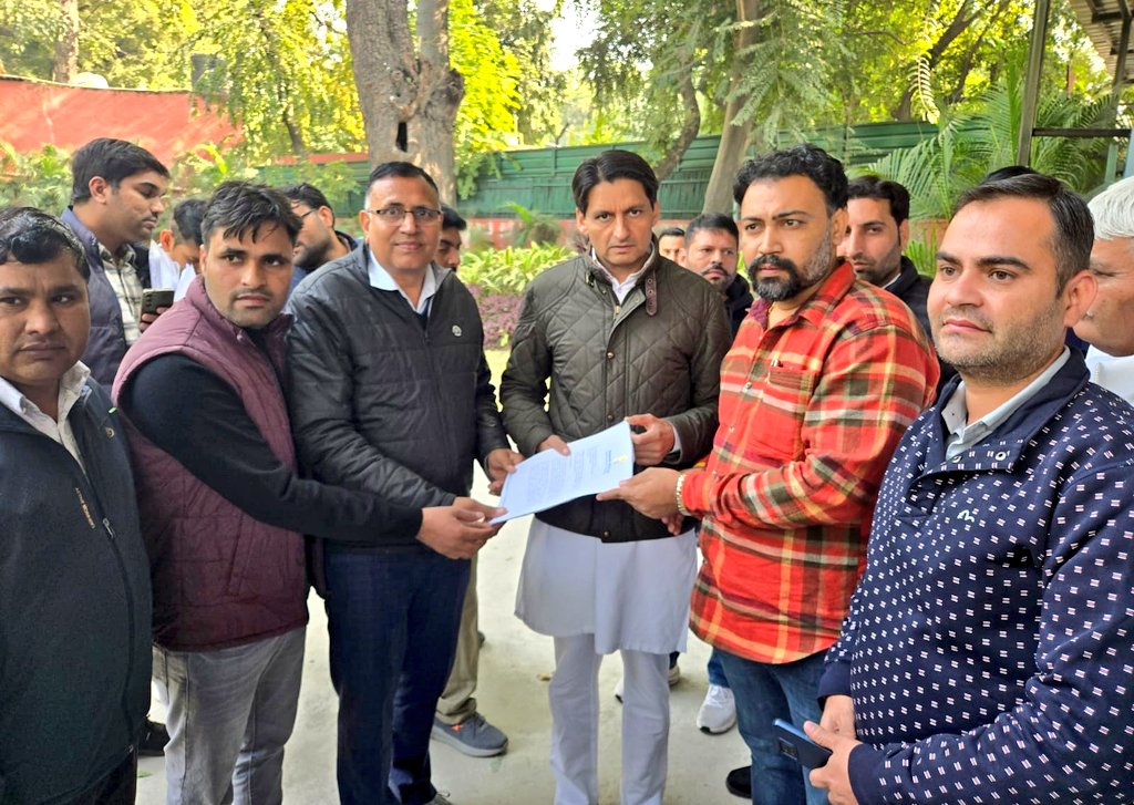 आज दिल्ली निवास पर झज्जर जिले से आये प्रतिनिधिमंडल ने मुलाकात की। उन्होंने बताया कि झज्जर जिले को रोहतक डाक प्रभाग से अलग करके नारनौल/महेंद्रगढ़ डाक प्रभाग में जोड़ने से अनेक कठिनाइयाँ होंगी। 

इस मांग को मैंने केन्द्रीय संचार मंत्री के संज्ञान में दिया और झज्जर जिले को रोहतक डाक