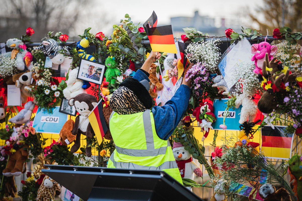 Zentrum für Politische Schönheit tweet media