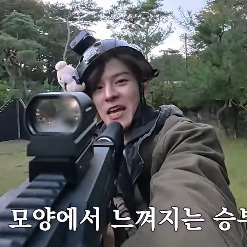 SEUNGM1NE's tweet photo. seungmin with his crooked helmet he is just so damn cuteeeeeee https://t.co/cOXqthmEEQ