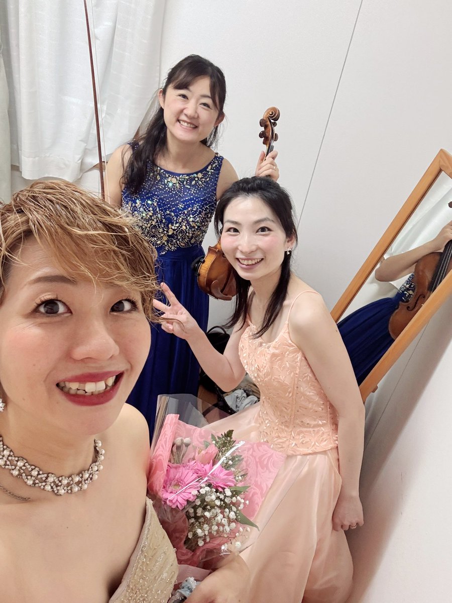 zonopyon's tweet image. すぐ更新を忘れてしまう私💦
さすが師走という感じで頑張ってます👍
歌ったり、ゴルフコンペの司会をしたり、保育園でプリンセスになったり、逗子童謡の会で司会しながら歌ったり🤭
最近司会業も増えつつあります🎤
マルチな歌手でありたいと思っている今日この頃です✨