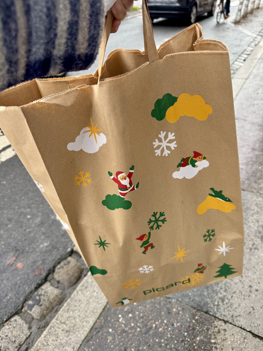 tricolorparis's tweet image. ❄️フランスの冷凍食品店ピカールの紙袋がノエル仕様になっててかわいい。

保冷と耐久性を考えてか、クラフト紙が2重になっていることに今日初めて気づいた。

これからのパーティーシーズンはアペロなどでめちゃくちゃお世話になります🍹

#picard #ピカール