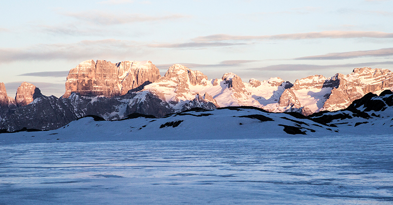 The winter season kicks off today on the 150 kilometers of slopes in the Madonna di Campiglio ski area. From skiing to strolls through snowy forests and high-altitude adventures, discover more here: dolomiti.lefayresorts.com/wp-content/upl…