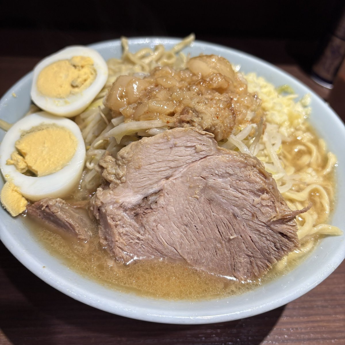 Sulfide's tweet photo. ラーメン富士丸 西早稲田店
自家製香味油 海老味噌ラーメン 400g ニンニク

㍿味噌ぺんつ 美味かった〜 https://t.co/sjJN2ah6Tk