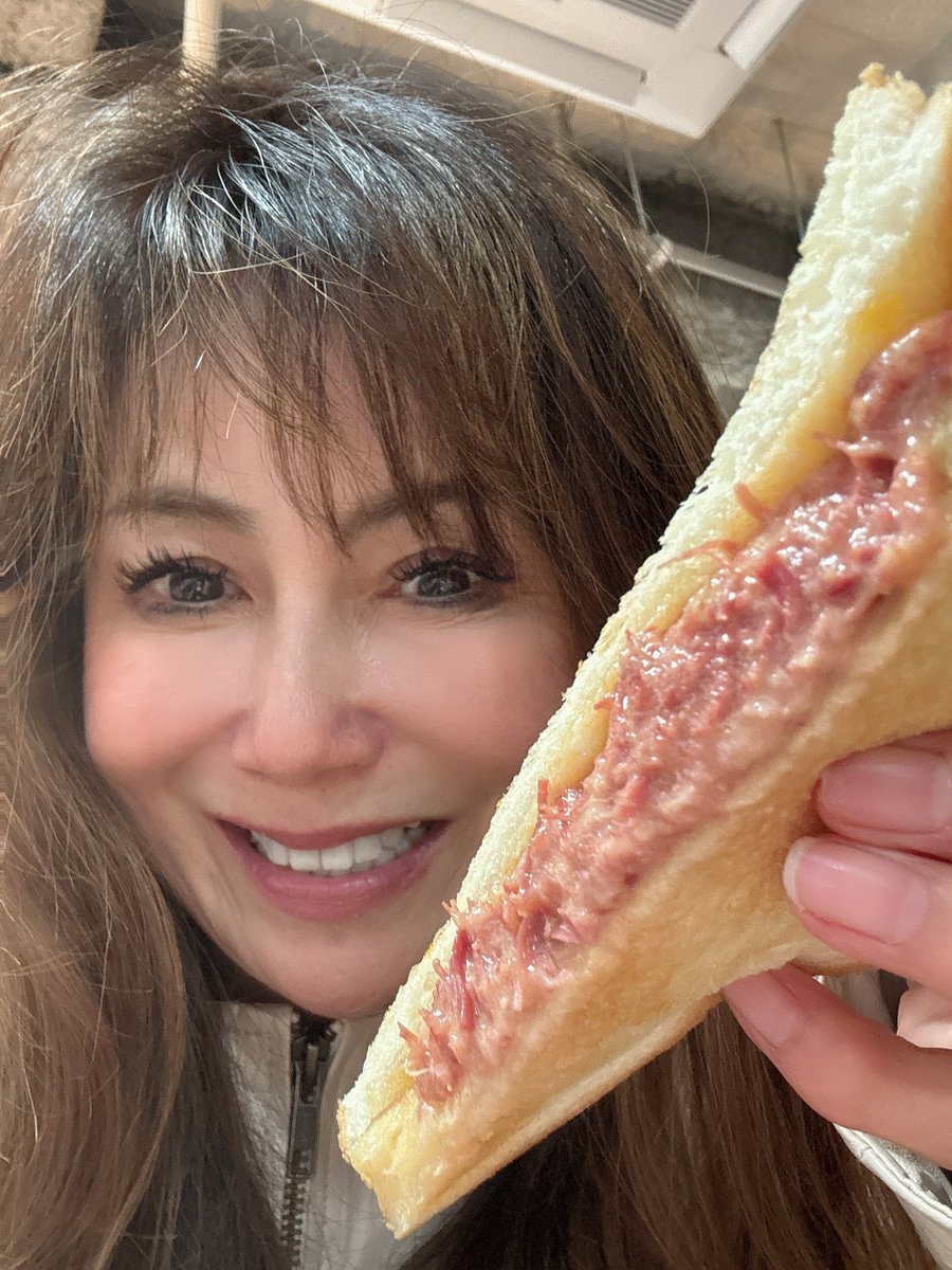 ayumi_nakamura's tweet photo. 昨日打ち合わせで東麻布の方に行っんだけどね✨
ここのコンビーフサンドが偉い美味かった!🥪よ〜最高〜
#中村あゆみ
#cornerstand https://t.co/BzCzFTiSvC