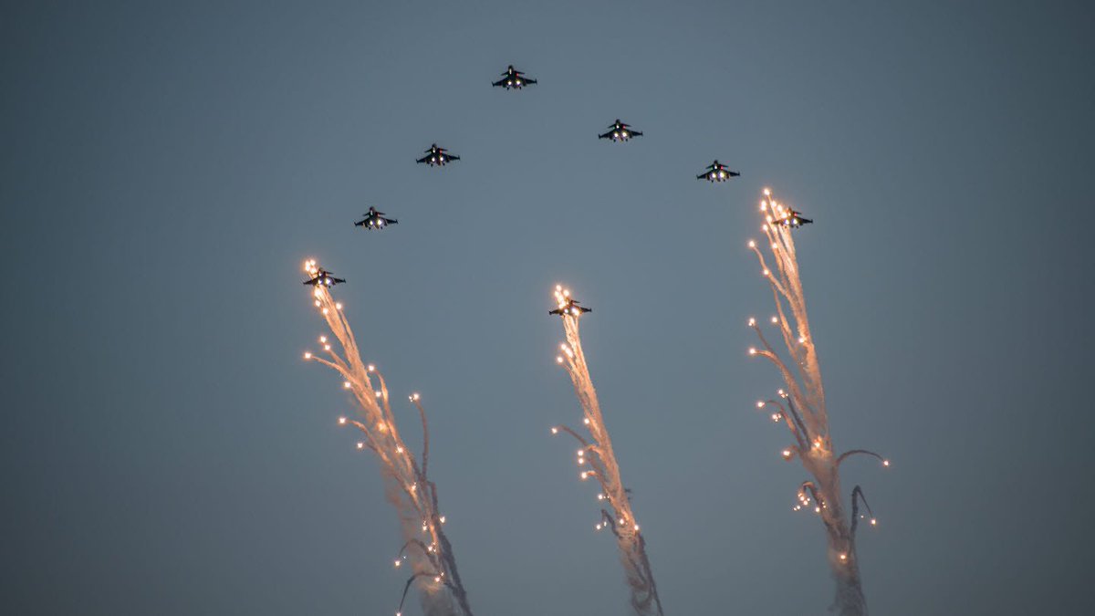 Forsvarsmakten's tweet image. Försvarsmaktens årliga julgransflygningar får förstärkning av det danska och finska flygvapnet under årets flygningar 🇸🇪🇫🇮🇩🇰
Svenska Jas 39 Gripen E kommer också för första gången att leda en av formationsflygningarna som börjar nästa vecka. 

mynewsdesk.com/se/forsvarsmak…