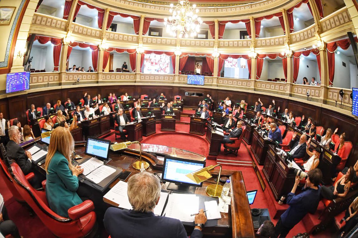 Anoche en la Legislatura aprobamos la Ley de Financiamiento, completando el paquete legislativo enviado por el gobernador <a href="/Kicillofok/">Axel Kicillof</a> de cara al 2026.

Esta es una buena noticia para las y los bonaerenses, que día a día experimentan las consecuencias de la recesión económica y la