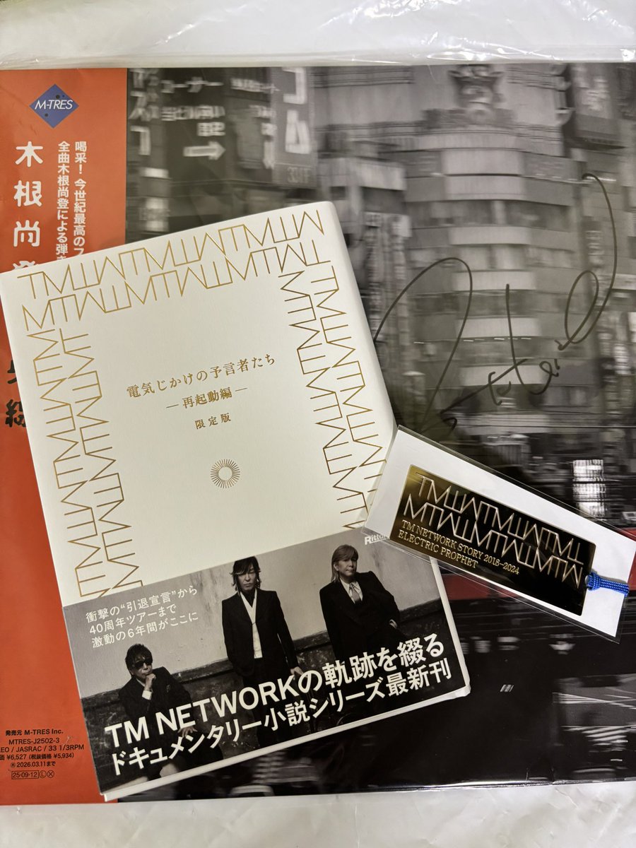 yamanekonya's tweet image. 私の元にも届きました😍
電子版で読んでるけど、ハードカバーも金の栞も嬉しい💕
 #電気じかけの予言者たち
#木根尚登 
#TMNETWORK