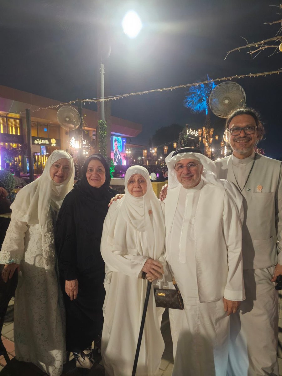 Saudi__Platform's tweet photo. 🌟 لقاء 60 من برنامج “حياتي الجديدة” – أمسية استثنائية بالتعاون مع الخطوط السعودية ✨

جدة /
أقام نادي 6090 حياتي الجديدة لقاءه الستّين ضمن مبادرة حياتي الجديدة لرفع جودة حياة كبار القدر في المملكة، وذلك بالشراكة مع الخطوط العربية السعودية، في مطعم بورتو تشيرفو بمدينة الخطوط السعودية – جدة.

شهدت الأمسية أجواءً دافئة مليئة بالترحيب والتفاعل، تخللتها ألعاب تفاعلية ممتعة صنعت روحًا من البهجة والحيوية بين الأعضاء.

🎨 أطلق المبدع الذي بداخلك!
بعد الألعاب، انطلقت ورشة فنية استخدم فيها الأعضاء مواد بسيطة لابتكار مجسمات وأعمال فنية جميلة. قدّم كبار القدر إبداعات مدهشة تعكس مخزونهم الجمالي وقدرتهم على التعبير والإبداع، وكانت لحظات تُشع فخرًا وفرحًا.

كما قُدمت هدايا تذكارية من الخطوط السعودية، إضافة إلى فقرة ٥ قانون التي أضافت عمقًا وتفاعلًا بين الحاضرين.

واختُتم اللقاء بفقرات موسيقية دافئة جعلت الأمسية ذكرى لا تُنسى في مسيرة النادي نحو جودة حياة أرقى. 💙

#نادي_6090 #حياتي_الجديدة #جودة_الحياة #السعودية #كبار_السن #إبداع