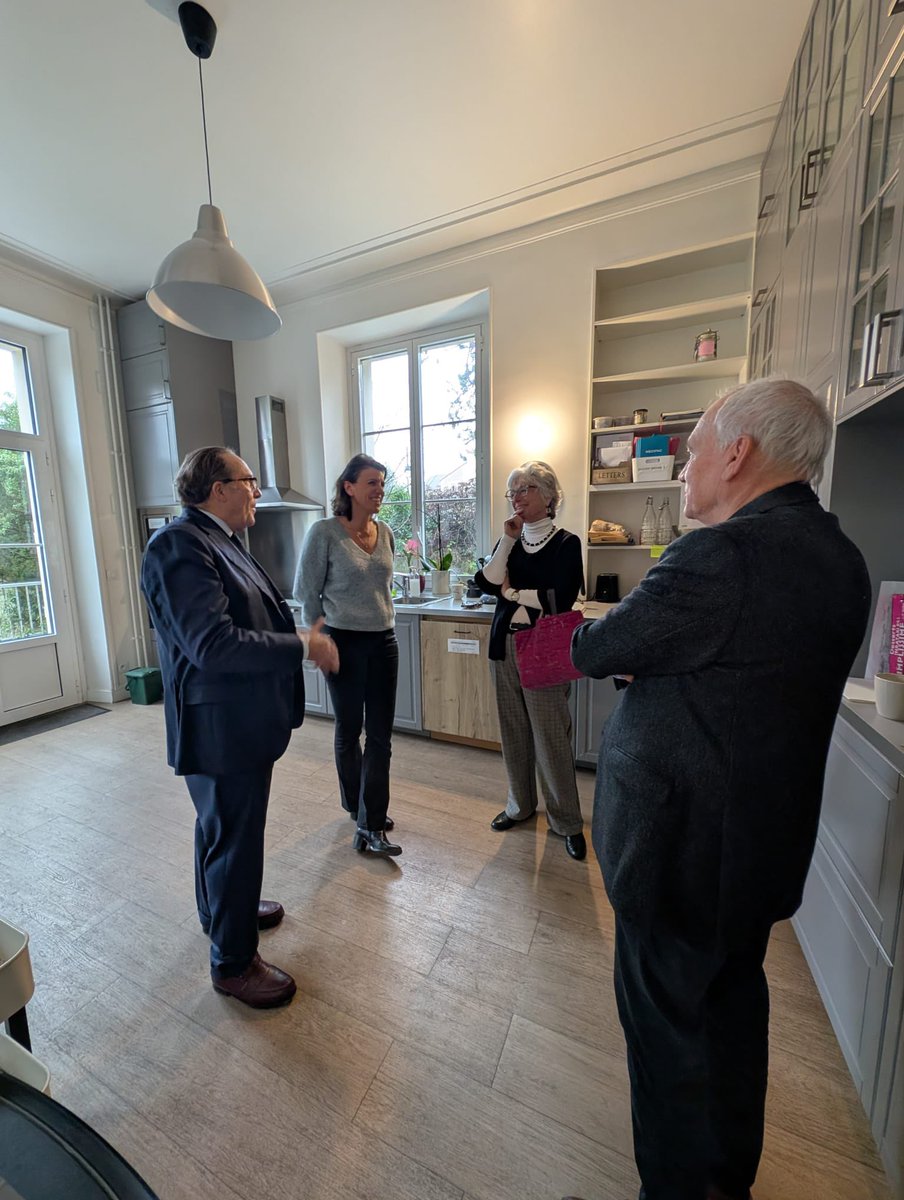 Aux côtés du Maire de Buc, Stéphane Grasset, et de Marie-Hélène Aubert, pour la visite de la Maison des Sages de Buc, habitat inclusif qui accueille 8 personnes âgées atteintes de maladies neuro-évolutives afin de leur offrir un cadre bienveillant et sécurisé.