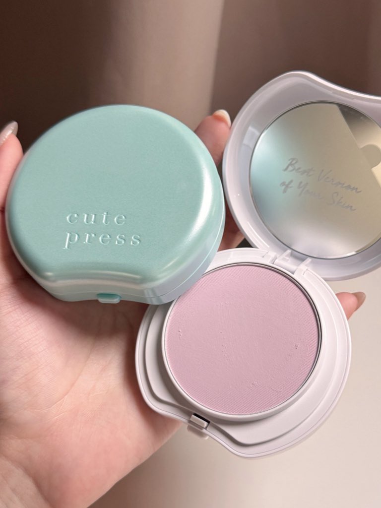 kittyxty's tweet image. ไม่รู้จะพิมไรเพราะมันสวยจริง ผลงานคุชชั่น + แป้งเซ็ตผิวที่รวมกันสองอย่างราคายังไม่ถึง 600 = cute press ค่ะ งงมาตลอดว่าทำได้ไง รุ่น hybrid ควรจะแมสนะ ของดีราคาเข้าถึงง่าย ไม่มีเหตุจะไม่ปัง