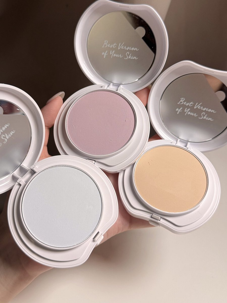 kittyxty's tweet image. เมื่อกี้แค่ชม อันนี้ขออวยเลยแล้วกัน แป้งเซ็ตผิวโปร่งแสง ข้อ 1 เบลอรูขุมขนดีมาก หน้าดูฟูๆ แต่ข้อ 2 เบลอผิวดีมากก นี่ชอบฟ้ากับม่วง สีม่วงคือหน้าไบรท์อมชมพู ส่วนฟ้าคือหน้าสว่างพุ่งๆเลย