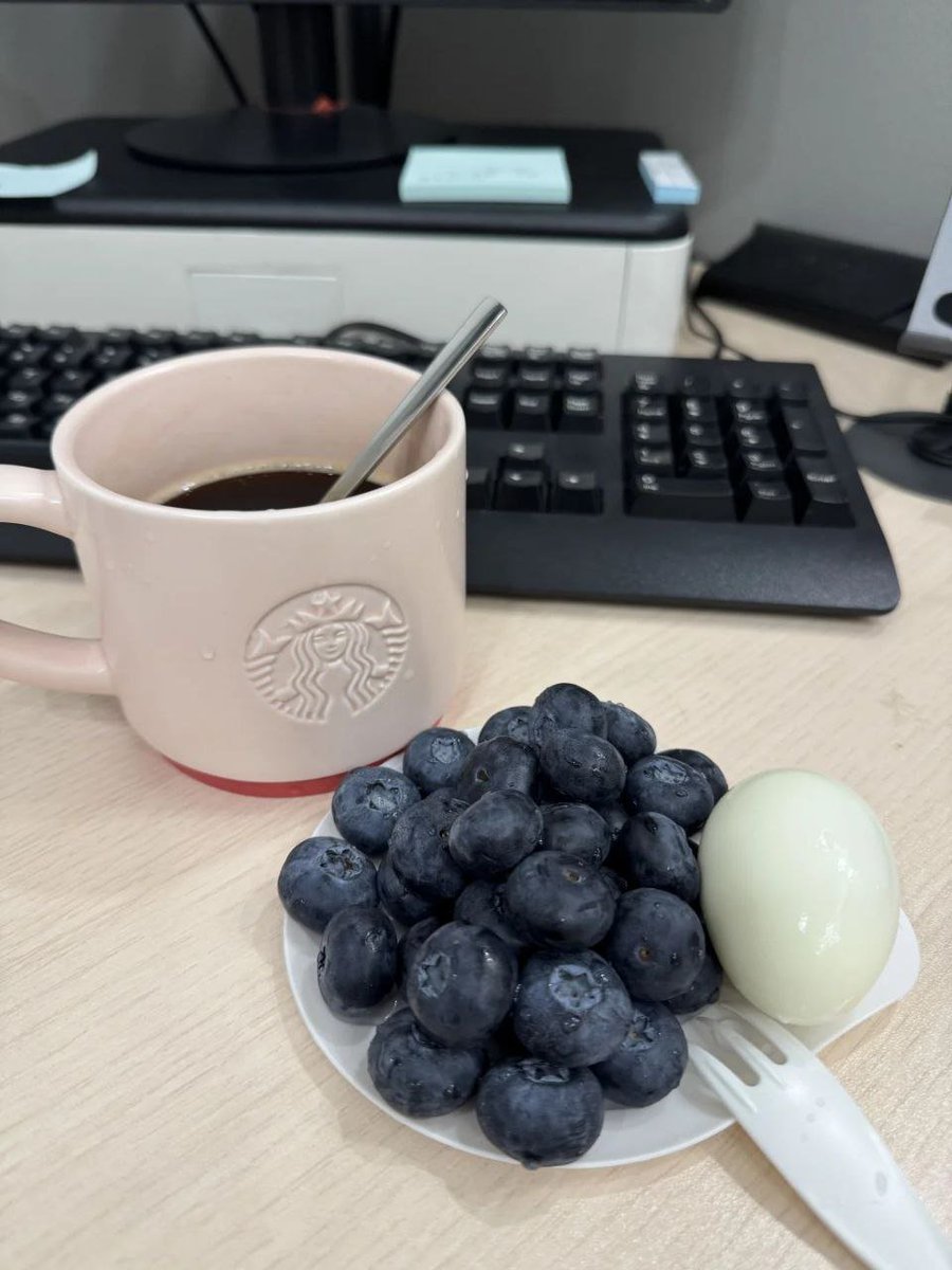 SecretsofMy's tweet image. Good morning! A cup of coffee and a healthy snack to replenish your energy during your work break.