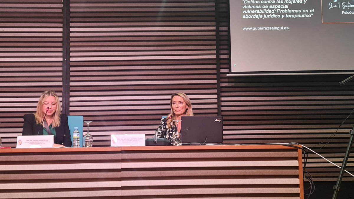 Tras una excelente ponencia sobre delitos digitales a cargo del grupo EDITE, <a href="/Fasmida/">A. Gutiérrez Salegui ❤️‍🩹</a> ha sido la encargada de realizar una fantástica ponencia sobre la violencia de género en personas especialmente vulnerables