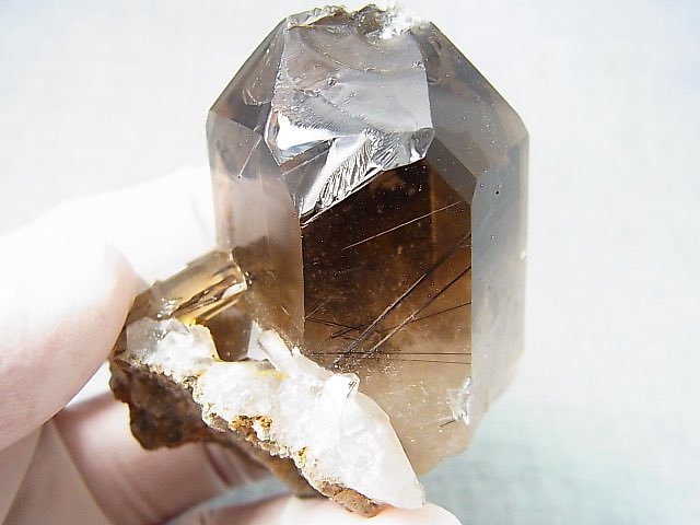 マニハール　ルチル　スモーキークォーツ ノルウェー🇳🇴産の珍しいコッパールチル入りスモーキー水晶。インド