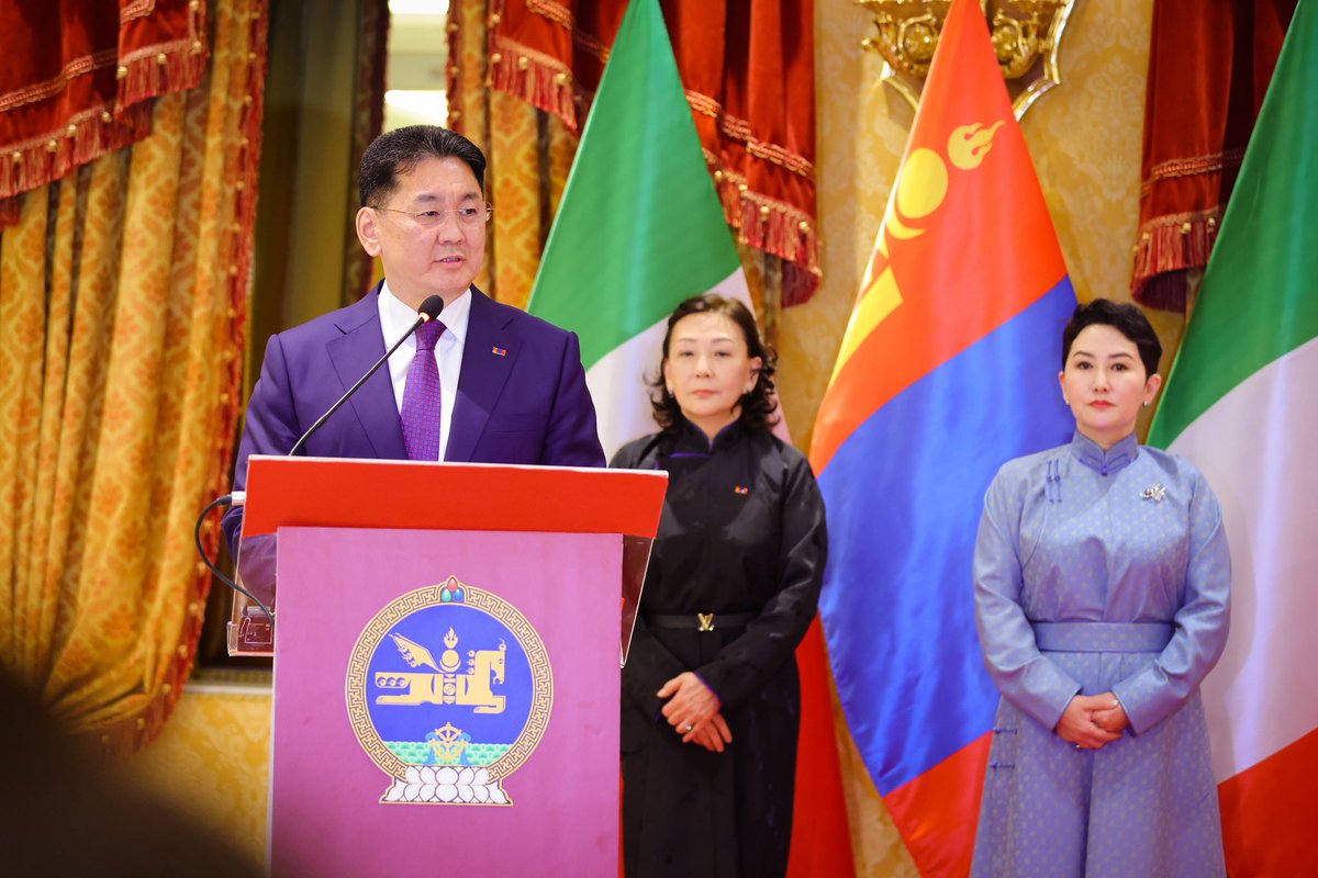 BattsetsegBatm2's tweet photo. Монгол Улсын Ерөнхийлөгч У.Хүрэлсүх Бүгд Найрамдах Итали Улсад хийсэн төрийн айлчлал амжилттай өндөрлөлөө. Энэхүү түүхэн айлчлалын үр дүнд Монгол, Италийн харилцаа улс төр, эдийн засаг, нийгэм, соёлын өргөн хүрээнд “Стратегийн түншлэл”-ийн түвшинд хүрсэн шинэ үе эхэллээ.
 
Итали Улсын Ерөнхийлөгч Сэржо Маттарэлла Монгол Улсын Ерөнхийлөгчийг халуун дотноор хүлээн авч, хамтын ажиллагааг олон салбарт гүнзгийрүүлэх хүсэл эрмэлзлээ илэрхийлэхийн ялдамд ирэх онд Монгол Улсад төрийн айлчлал хийхээ нотоллоо.  

Ерөнхийлөгч У.Хүрэлсүхэд Италийн Парламентын Төлөөлөгчдийн танхимын Ерөнхийлөгч Лорэнзо Фонтана бараалхав. Түүнчлэн НҮБ-ын Хүнс, хөдөө аж ахуйн байгууллагын Ерөнхий захирал Чю Донгиутай уулзаж, манай улс санаачлан НҮБ-ын Ерөнхий Ассамблейгаар батлуулсан “Бэлчээр нүүдлийн мал аж ахуй эрхлэгчдийн олон улсын жил”-ийн нээлтэд оролцов.

Айлчлалын хүрээнд боловсрол, шинжлэх ухаан, соёл, спорт, аялал жуулчлал, хэвлэл мэдээлэл болон орон нутгийн хамтын ажиллагааг өргөжүүлэх баримт бичгүүдийг байгууллаа. 

Ром хотноо зохион байгуулагдсан Монгол, Италийн бизнес форум эдийн засаг, худалдаа, хөрөнгө оруулалтын хамтын ажиллагааг шинэ шатанд гаргах чухал алхам болов. Морин хуурын найрал уран бүтээлээ толилуулж, хоёр орны ард түмний соёл, сэтгэлгээний холбоо, ойлголцлыг бататган гүнзгийрүүлэв.

Монгол, Италийн “Стратегийн түншлэл” харилцан ашигтай хамтын ажиллагааг салбар бүрд бэхжүүлж, ирээдүйн хөгжил, тогтвортой өсөлтөд түлхэц болж, ард түмний сайн сайхан, эв найрамдал, хөгжил дэвшлийг цогцлоох болтугай.