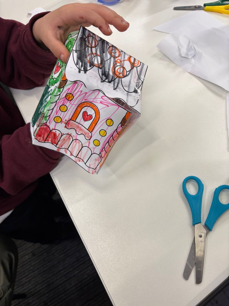 ElthamLibrary's tweet image. We love making at #ElthamLibrary children’s #CraftClub! 🌲 This week we made gingerbread houses inspired by the festive season using different colours, shapes and materials! 🎨🖍️ Join us on Wednesdays from 3.45-4.45 to make friends, borrow books + #Craft! #LoveYourLibrary