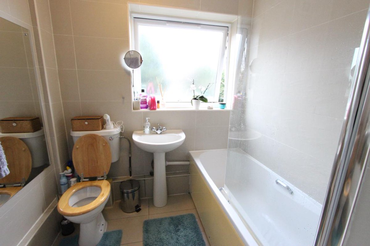 LettingsofLDN's tweet photo. https://t.co/2CyejAWOuA of London Ltd is please to offer this well SPACIOUS 2 double Bedroom Flat within walking distance to the TUBE and TRAIN N11. ALL MODERN features. AVAILABLE NOW https://t.co/BQvSqLFou7