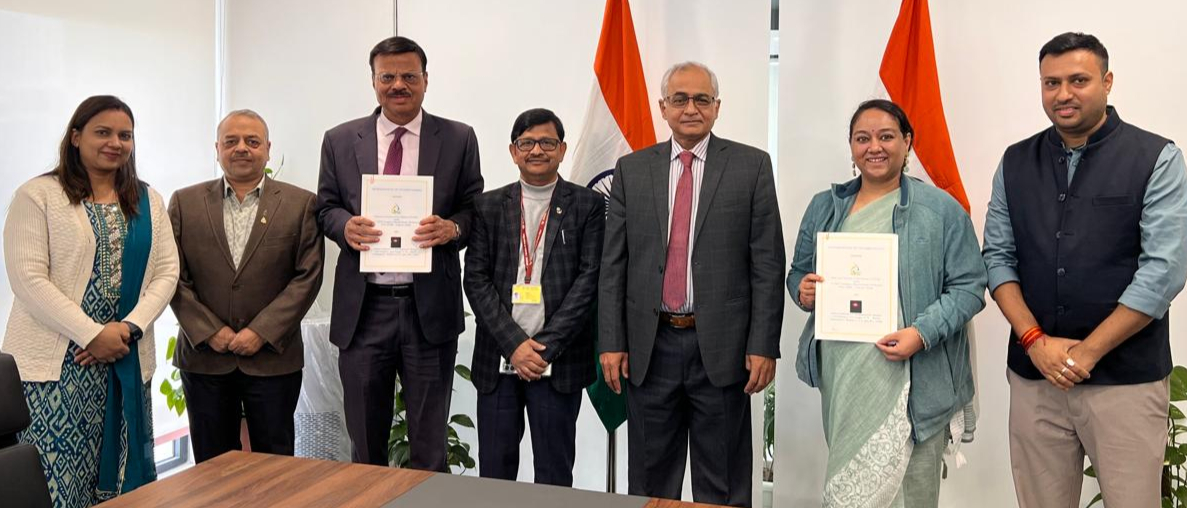 TCOEINDIA's tweet photo. TCOE India and IIM Raipur signed an MoU in the presence of Secretary Telecom Dr. Neeraj Mittal to advance skills, research &amp; innovation in 5G, 6G and future networks.

Signed by CEO TCOE India Dr. Rajesh Sharma and Prof. Ritu Gupta.

#TCOEIndia #IIMRaipur #5G #6G #DigitalIndia https://t.co/4DLbem1Y1Z
