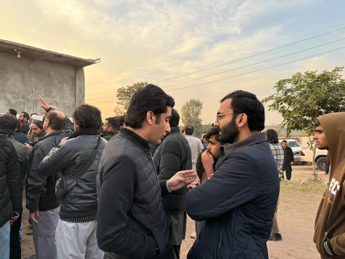 SyedshahAhad's tweet photo. رکن قومی اسمبلی سید شاہ احد علی شاہ وزیر اعلٰی خیبر پختونخواہ سہیل آفریدی کے ہمراہ عمران خان سے ملاقات کے لئیے آڈیالہ جیل کے سامنے موجود
#ملاقات_سے_کیوں_ڈرتے_ہو #مشن_عمران_خان_کی_رہائی
#SyedShahAhad #NA33 #PTINowshera #PTIofficial #CMpkp https://t.co/yE9TqF87WG