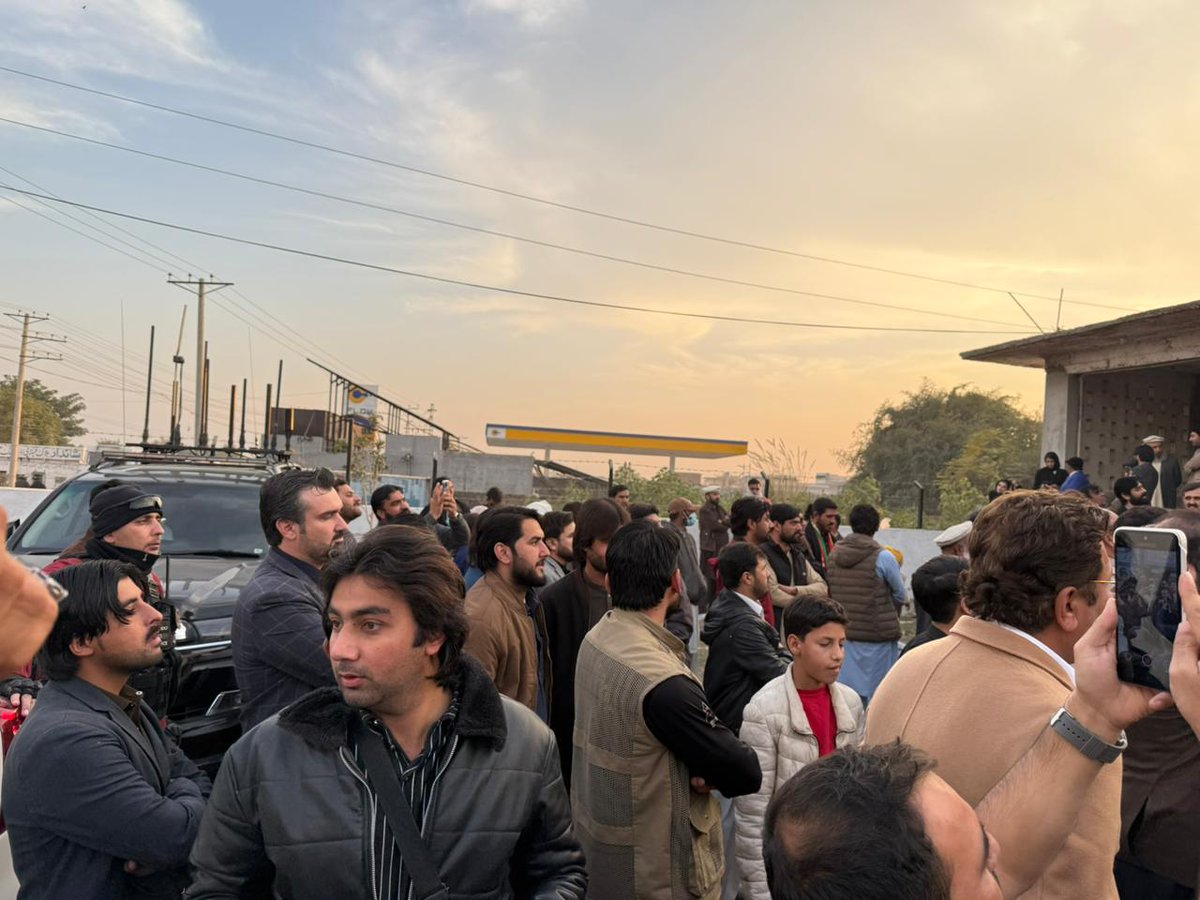 SyedshahAhad's tweet photo. رکن قومی اسمبلی سید شاہ احد علی شاہ وزیر اعلٰی خیبر پختونخواہ سہیل آفریدی کے ہمراہ عمران خان سے ملاقات کے لئیے آڈیالہ جیل کے سامنے موجود
#ملاقات_سے_کیوں_ڈرتے_ہو #مشن_عمران_خان_کی_رہائی
#SyedShahAhad #NA33 #PTINowshera #PTIofficial #CMpkp https://t.co/yE9TqF87WG