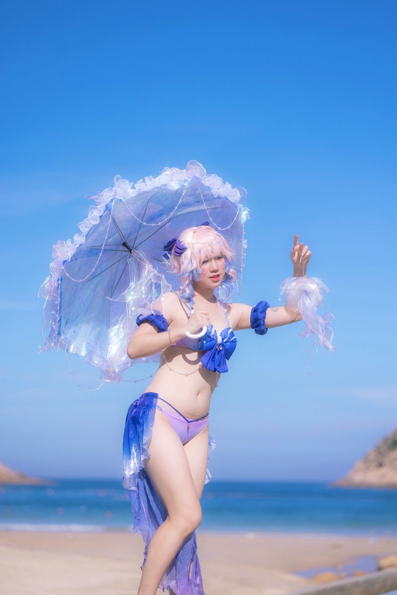 Dawnyyowo's tweet photo. My swimsuit kokomi cosplay from summer 💙🫧 missing the warm weather fr https://t.co/Pqj6D2RM45