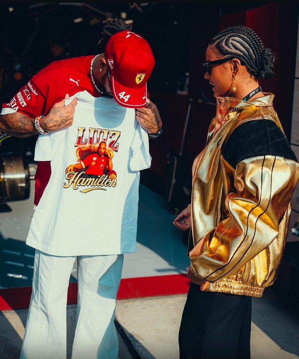 Não sabendo que era impossível, foi lá e fez! 😂

A atriz Bella Campos presenteou Lewis Hamilton com uma camisa escrita ‘Luiz Hamilton’. ❤️