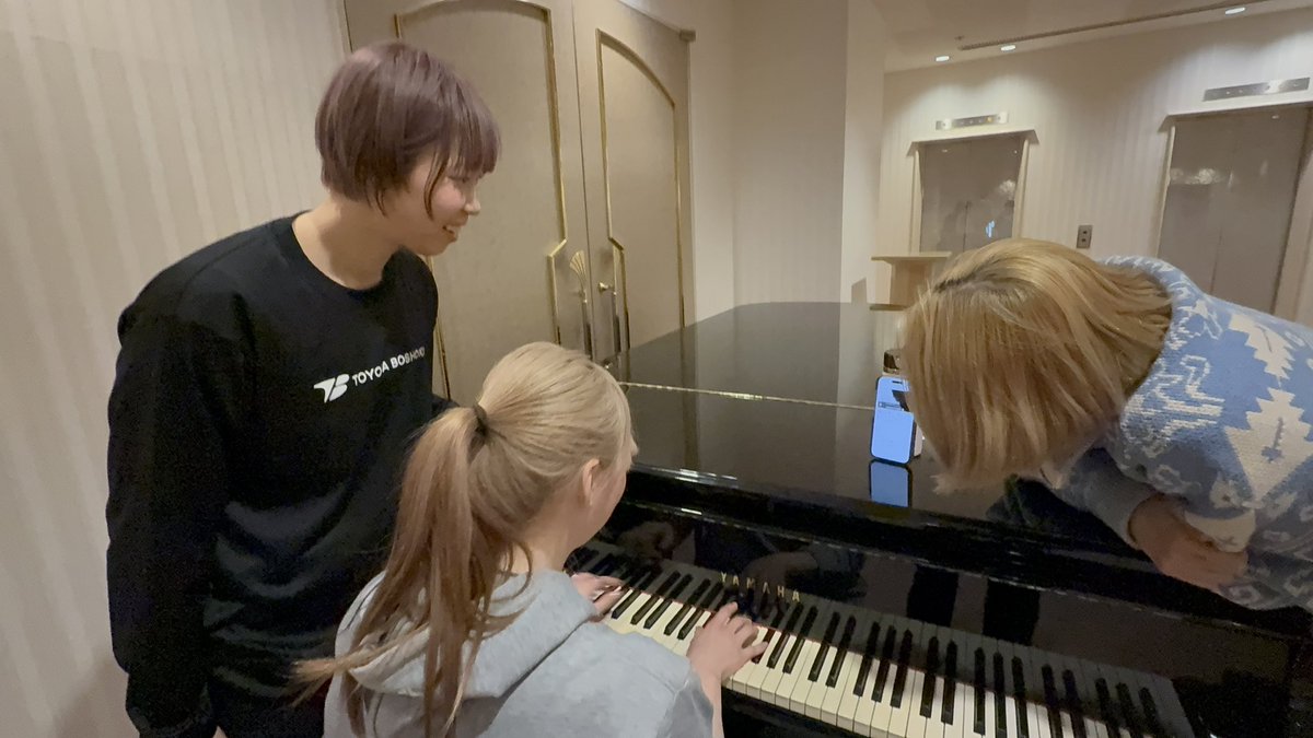 runa19981104's tweet photo. 《#今日のサンラビ》
ピアノの音するから来てみたら、
リーが弾いてました〜🎹♩
(リーは愛猫家です🐈‍⬛♡)

岩手、空気が冷んやりしてます🥶
そして、雪がパラパラ降ったり〜❄️

来られる皆様.気をつけてお越しください!
健康第一!🤧😷🦶🙏🙏

#今日のサンラビ
#トヨタ紡織サンシャインラビッツ https://t.co/JzHE7L7XjL